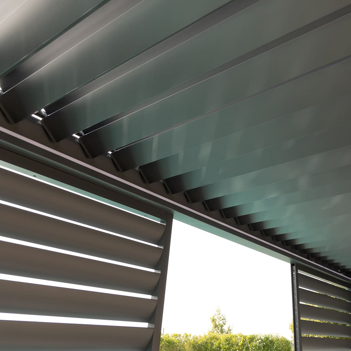 Maze Eden Pergola Aluminium Rectangular 30x40 / Louvre Wall 4m / 3x Blinds Louvre Close Up-Better Bed Company