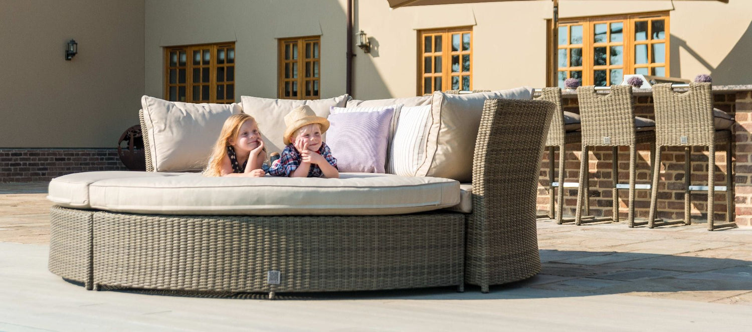 Maze Rattan Winchester Lifestyle Suite With Rising Table